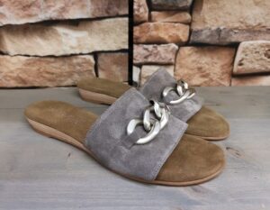 babouche-lifestyle-pantoletten-in-taupe-5